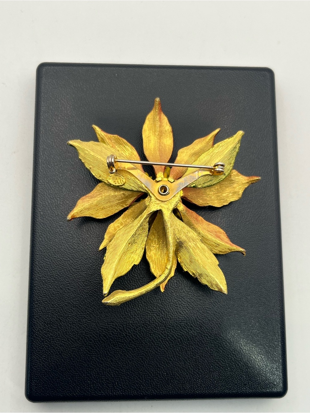 Weiss poinsettia flower red green enamel gold tone brooch pin vintage Christmas - Picture 8 of 15